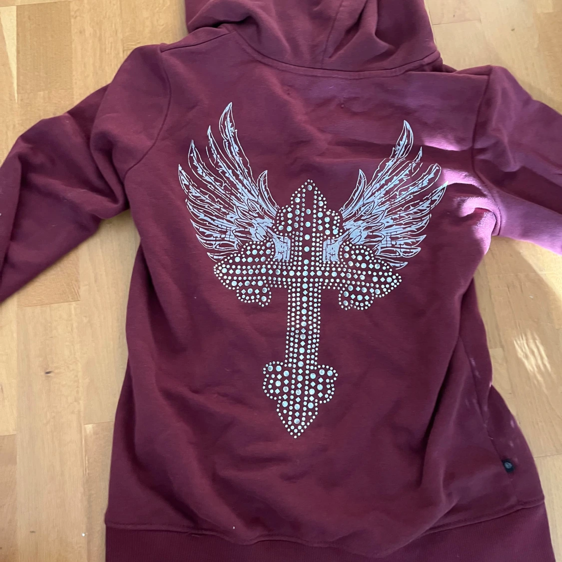 Vinröd hoodie Rock Rebel med tryck - 1