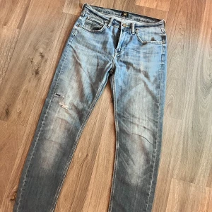 Lee jeans - Lee jeans med slitningar | Modell Arvin | Bra skick | Storlek W30 L34. 