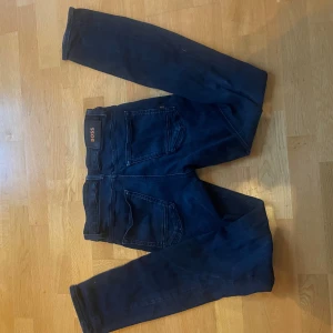 Hugo boss jeans  - Kanppt använda Hugo boss jeans, storlek 31/32. Ny pris 1400kr mitt pris 399kr. Skriv vid fundering ✍️