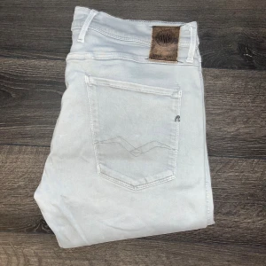 Replay Anbass jeans  - Snygga ljusgrå jeans från Replay i modellen Anbass hyperflex. De har en slim passform med smalare ben och klassisk femficksdesign. Midja 43,5cm, längd 107cm. JAG SKICKAR EJ FLER BILDER NÄR JAG BÄR JEANSEN! för storleksguide hänvisar jag till måtten och för bättre inblick i passformen rekommenderar jag att googla på modellnamnet :) s3
