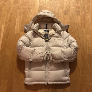 Ralph Lauren jacka - En sprillans ny  Ralph lauren jack från Nk/.✅ Stolkek XS/ skick 10-10👍 Hör av er vid funderingar 
