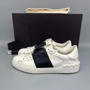 Valentino Open Sneaker Svart - • The shoes have been gently used and are in good condition  • Size: 40.5 (fits 41–41.5)  • Color: Black  • Retail price: 7280 SEK / 590€  • Box, dustbag, new laces & valentino card included