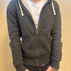 Ralph Lauren Zip hoodie XS - Ralph Lauren zip hoodie, super bra skick, XS, modell är ca 170lång/55kg hör av dig vid funderingar