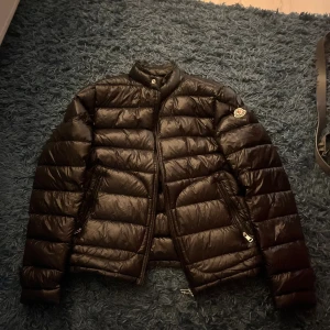 Moncler jacka  - Moncler jacka Storlek m men sitter som s. Inprincip ny skick Pris 2299kr