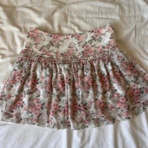 kjol - söt kjol från Orsay, köpt på Sellpy men i bra skick. Finns dock lösa trådar runt om på hela kjolen