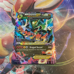 M Rayquaza EX - Cool och färgstark Pokémon-samlarbok med M Rayquaza EX-kortet! Perfekt för dig som älskar Pokémon och vill ha ett unikt tillskott till din samling. Kortet har häftiga effekter och är ett måste för alla fans av trading card games.