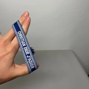 Dior armband - Helt ny & oanvändbar✅, levereras inom 0-2 dagar📦, justerbar storlek 📏, unisex, kontakta gärna för mer info😊