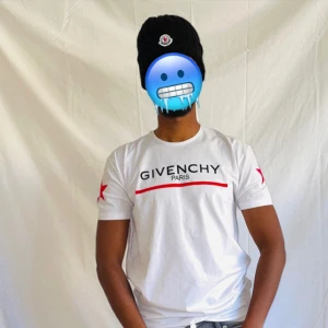 Moncler mössa svart  - Helt ny. Fin replika med grym kvalitet. One size. Pris: 499kr. Först till kvarn som gäller. 