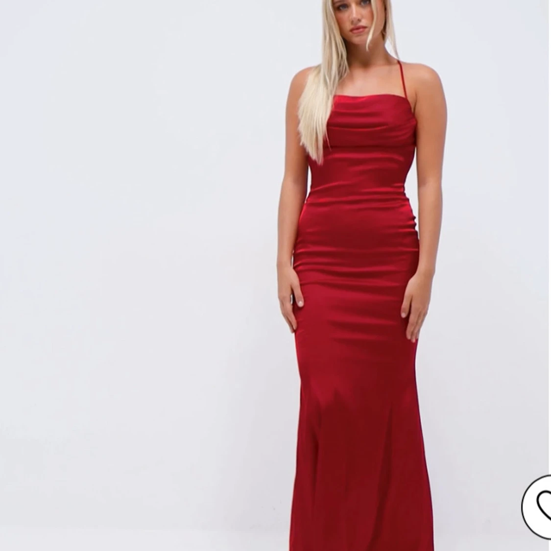 Röd långklänning med öppen rygg
