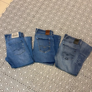 Replay jeans - Tre par Replay jeans i olika blå tvättar. Skriv vid intresse så kommer storlek, bilder och pris.