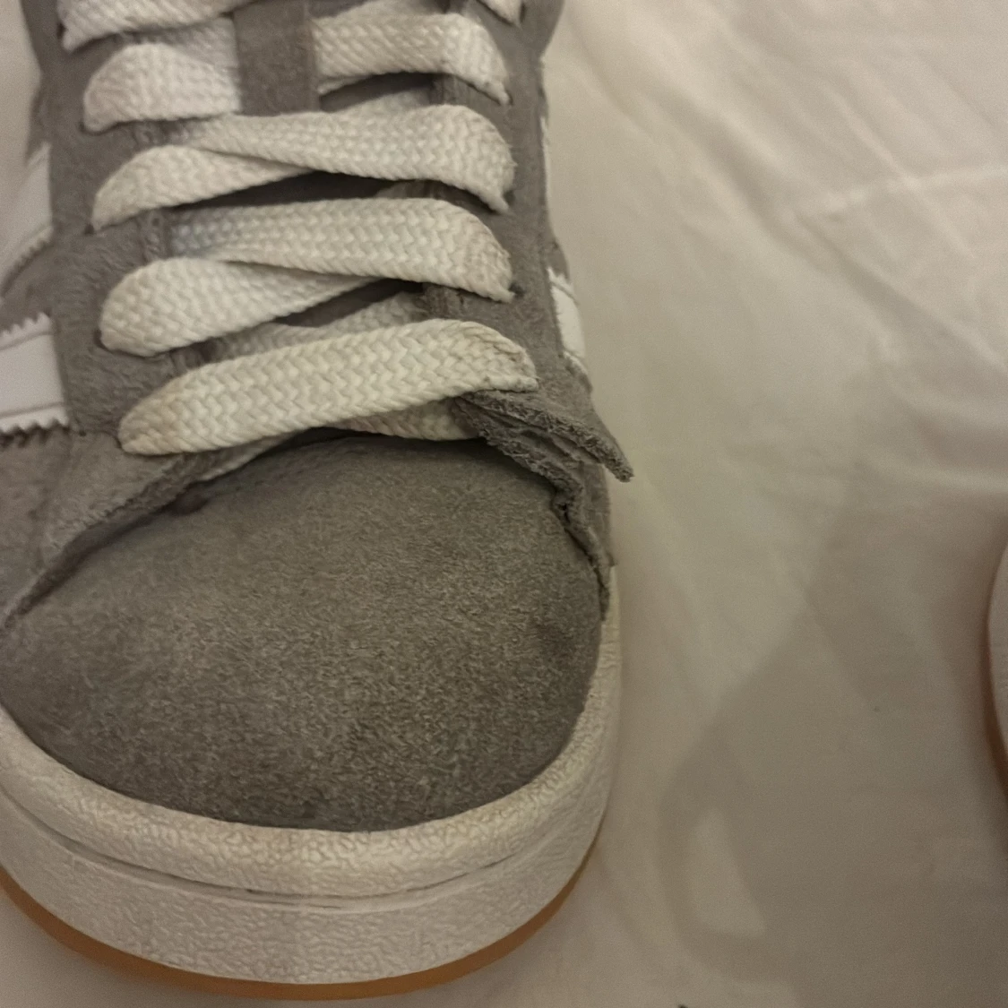 Gråa Adidas sneakers med vit logga - 1