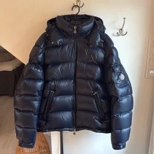 Moncler Maya - Mörkblå / Marinblå - Säljer min mörkblåa Moncler Maya i storlek 3. Jackan är i princip nyskick och säljes på grund av att jag är sugen på en annan jacka. NFC-scan på märket funkar givetvis. Hör av er för fler frågor eller bilder😊👍🏼