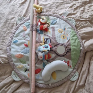 Skip hop Babygym "treetop friends" - Komplett babygym "skip hop treetop friends" med lugna färger. Inga skavanker vad jag har kunnat se. Mått och detaljer kan man läsa om här: https://www.babyland.se/skip-hop-treetop-friends-babygym-greypastel?utm_source=google&utm_medium=cpc&utm_campaign=P%20-%20PMax%20-%20All%20Categories&gad_source=1&gad_campaignid=22760311623&gclid=CjwKCAjw04HIBhB8EiwA8jGNbXsS7XkYenIdrq5JwMrD54ZCi5PaICvtWWOKCim7MQEU4V71qC_7yBoCGUsQAvD_BwE 
