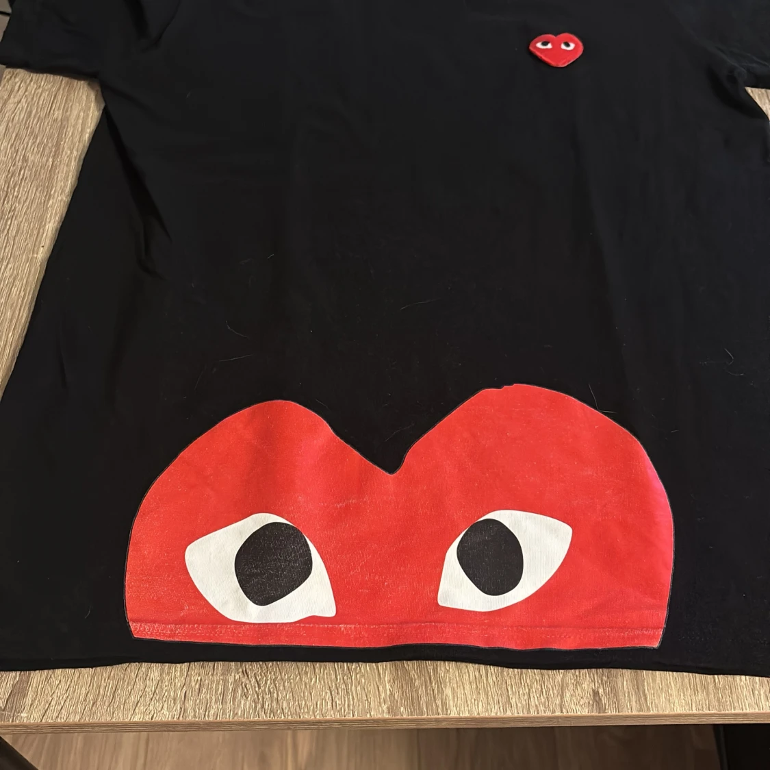 Svart Comme des Garçons Play t-shirt - 1