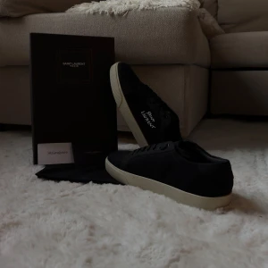 Svarta Saint Laurent sneakers - Fick dessa saint Laurent skor i present för ett bra tag sedan men har ej kommit till användning, säljer dessa då jag ska flytta och behöver rensa min garderob. Helt nya då även kvitto finns.  Pris kan diskuteras!!