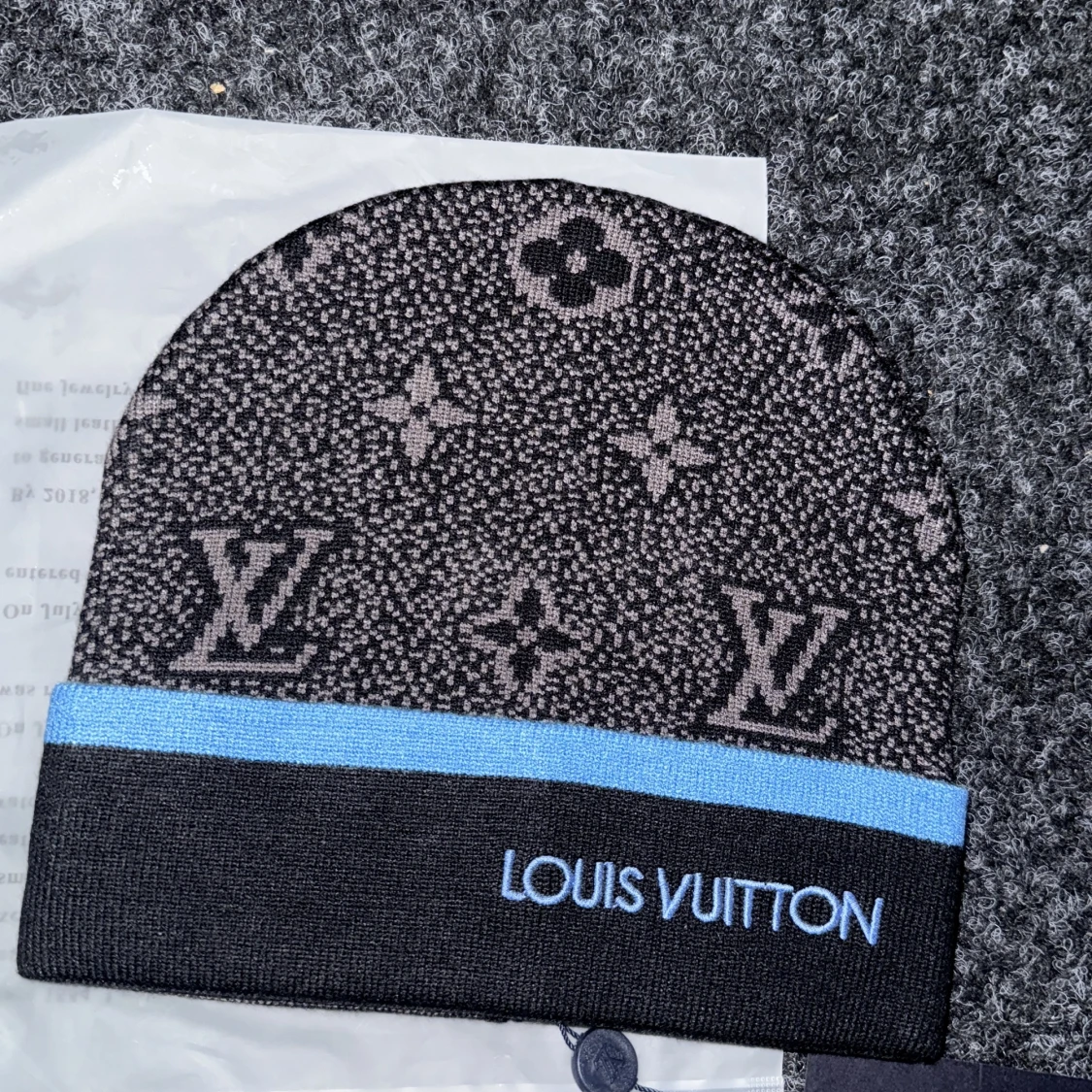 Svart märkes mössa