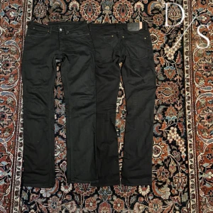 Vinatge svarta acne blå konst jeans - Svarta acne blå konst jeans med en riktigt skön passform och perfekta för mörka outfits! Mått: Midja:39,5cm Längd: 95cm  Benöppning: 17cm