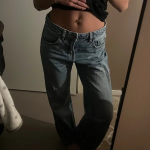 Jeans - Liten defekt på bakfickan som lätt går att laga annars fint skick tyvärr för stora för mig 