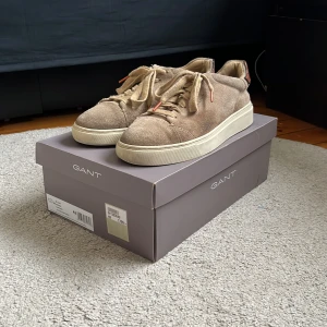 Sneakers från GANT - Mc Julien är stilrena sneakers tillverkade i fin mocka av hög kvalitet. Med en stilren design och skön passform blir de ett perfekt val både till vardags och när du vill klä dig lite mer elegant. Pris kan diskuteras vid snabb affär.