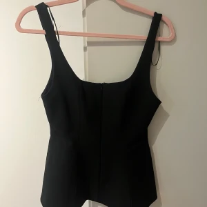 Svart korsett-topp från Zara - Säljer denna fina topp från Zara, helt nytt skick!