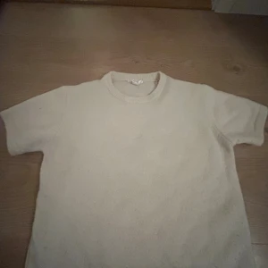 Beige stickad t-shirt - Storlek 158/164.