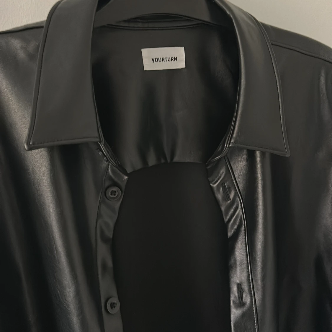 Svart skinnskjorta - Oanvönd  - 1