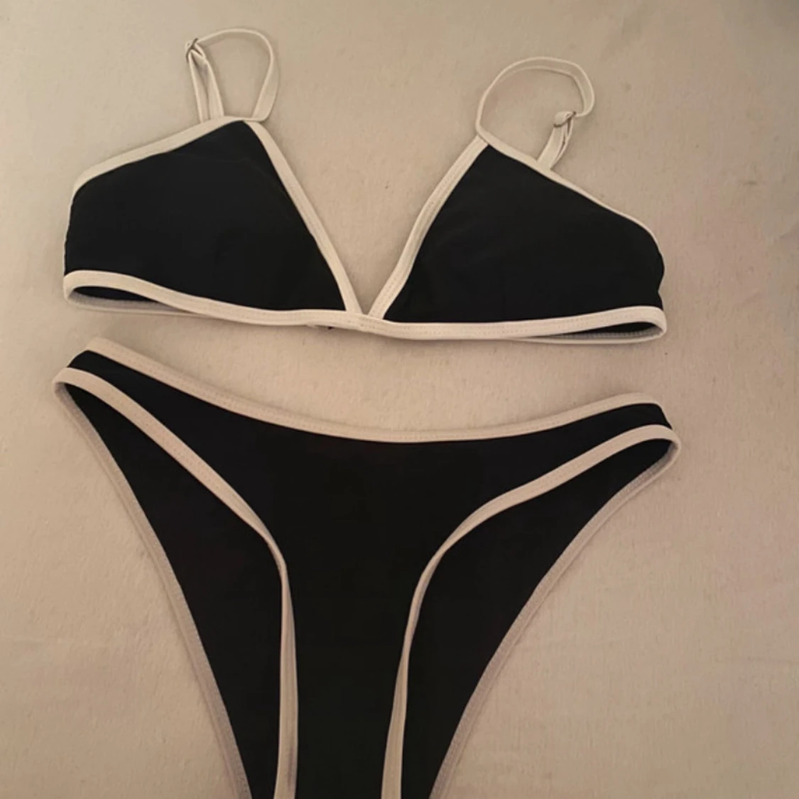 Svart bikini med vita kanter