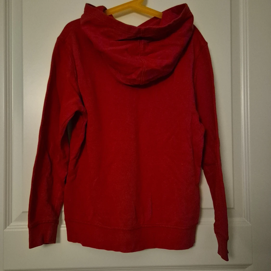 Röd hoodie med T-Rex från H&M - 3