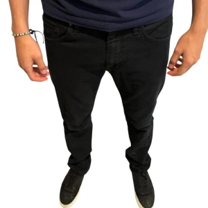 Svarta jeans från Tiger of Sweden - Svarta jeans från Tiger of Sweden med klassisk femficksdesign och raka ben.  Perfekt passform och stilren look. Storleken är 31/32  (Modellen är 180 och väger 70)