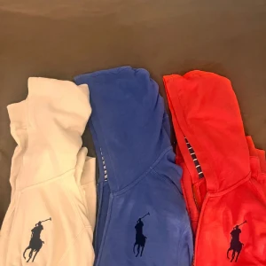 Polo Ralph Lauren hoodie i tre färger - En för 299 tre för 699 Tre hoodies från Polo Ralph Lauren i vitt, blått och rött med klassisk logga på bröstet. Skriv för mer 