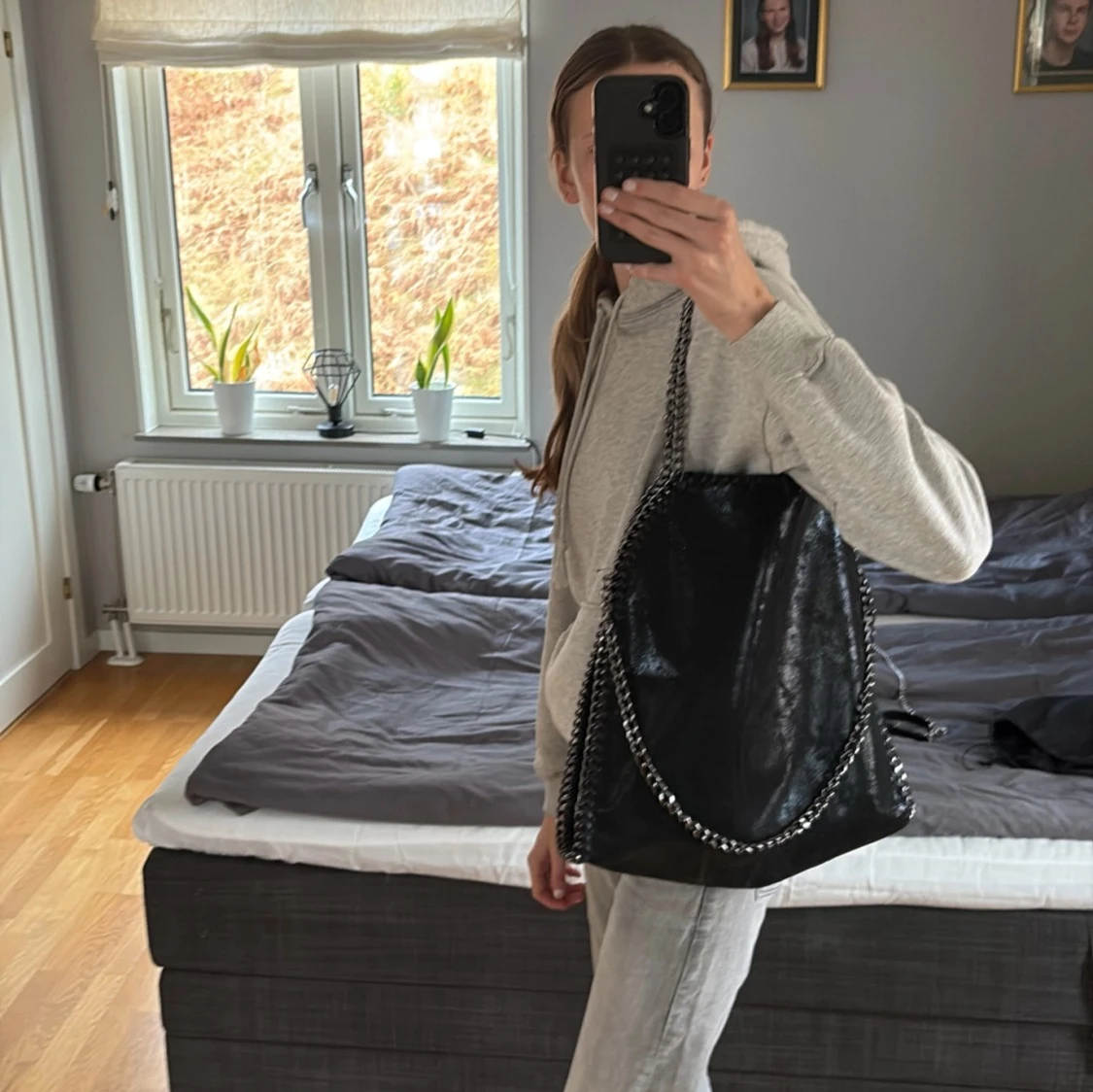 Svart axelväska med kedjedetaljer - 91