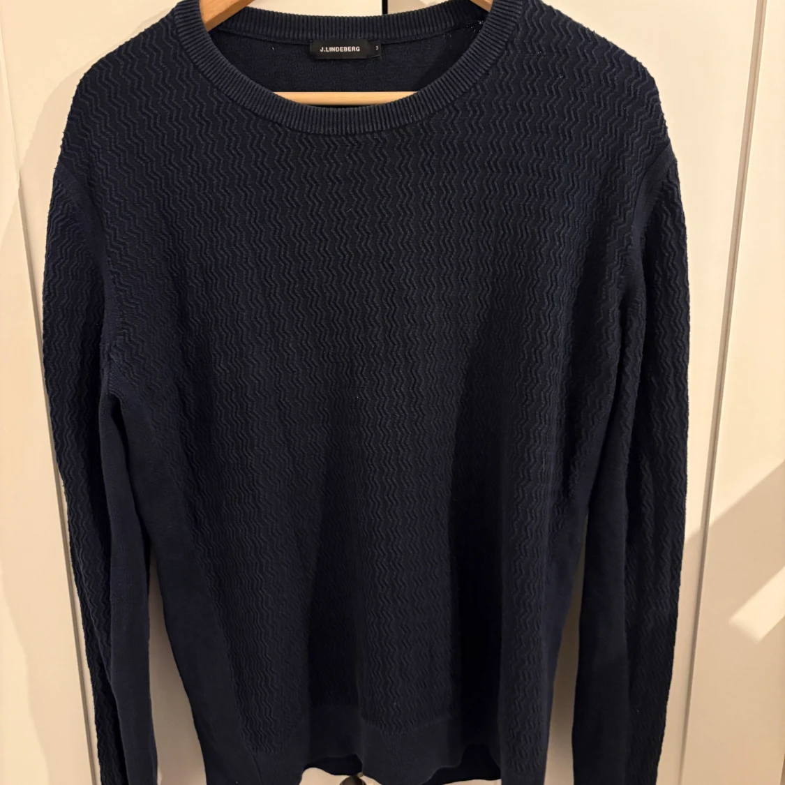 Mörkblå stickad tröja J.Lindeberg