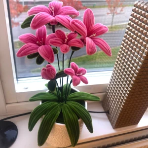 Blomma i kruka - Konstgjord blomma i kruka, perfekt att ha i fönstret.