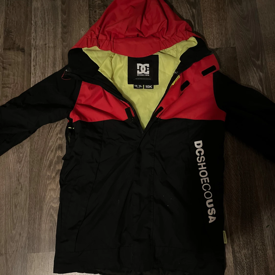 Svart och röd skidjacka DC Shoes