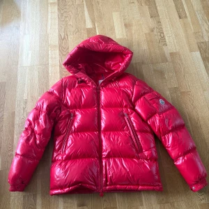 Moncler Ecrins  - Säljer en Moncler ecrins jacka, storlek 3 (M) bra skick 8/10 