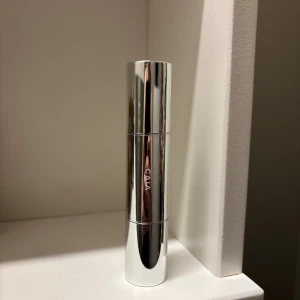 CAIA Sunkissed Dewy Stick - Tan blush & highlighter - Säljer en CAIA Dewy Stick med två ändar: ena sidan är en skimrande bronzig highlighter som endast är testad. Andra sidan är rosa krämblush som jag råkade sätta locket i. Därav skicket. Men även den är endast testad. Säljer pga för glowig för mig. 
