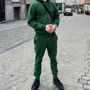 Lacoste tracksuit  - Säljer detta set från Lacoste. Skicket kan jag inte finna något att klaga på. Nypris verkar hamna på typ 3 lakan. Säljer då bulken gått för långt och jag numera efterliknar michelingubben.                                   Notera att hoodien är S/FR3 och byxorna XS/FR2. Vill du köpa något separat så skriv!