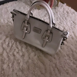 Handväska - Fin handväska, lite smutsig men kan tvätta den innan jag skickar