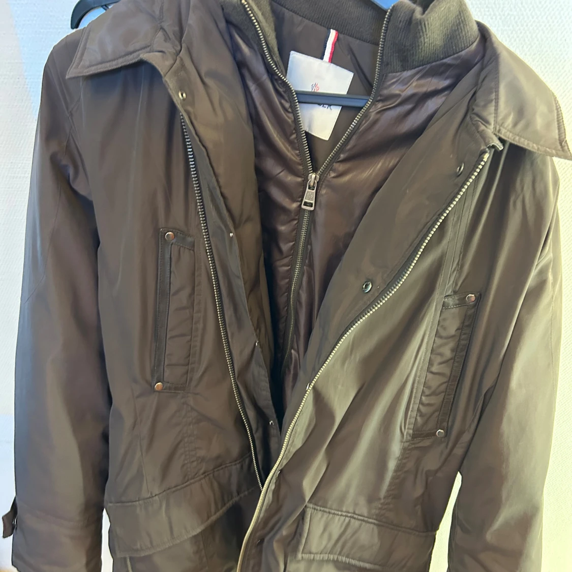 Mörkbrun dunjacka från Moncler - 4