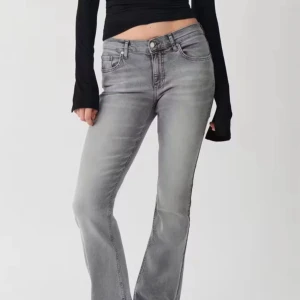 Flare jeans - Säljer Low rise flare jeans från Gina tricot då jag inte använder dom. skriva gärna i fall det finns några frågor🥰 storlek 32/34