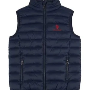 Mörkblå dunväst från U.S. Polo Assn. - Snygg mörkblå dunväst från U.S. Polo Assn. med röd logga på bröstet och rödfärgad insida. Västen har två fickor med dragkedja och hög krage. Perfekt att slänga över en hoodie för extra värme. Materialet är polyester och nylon. Använd 2 gånger var för liten