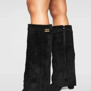 Svarta mockastövlar med klack  - Säljer ett par svarta stövlar i mocka med spetsig tå och  klack. Klackarna är helt oanvända säljer pga jag köpte de till en fest och de hann ej komma tills dess, returnerade aldrig de. Helt nytt skick med prislapp! 🩷 pris går att diskuteras! 