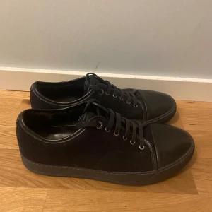 Svarta sneakers från Lanvin i mocka - Svarta lanvins, storlek 41-42/ uk 7, 10/10 skick ett jätte fint par. För fler frågor skriv privat så svarar jag snabbt, tveka inte vid köp!
