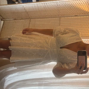 Adoore klänning studentklänning - Klänning från adoore med prislappen kvar, endast testad. Storlek 36