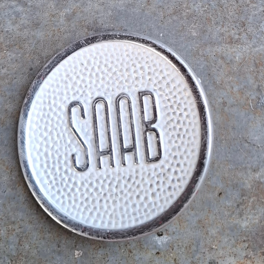 SAAB 96 emblem 1960 tal till sidoventilation