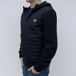 J.Lindeberg Cardigan Jacka - Tjena! Säljer nu denna J.Lindeberg cardigan jacka. Storlek L - Skick 7/10 - Nypris på denna är ca 3500 och mitt pris 1099, (pris kan diskuteras vid snabb affär). Hör gärna av er vid minsta fundering/fråga. MVH Vestito Closet