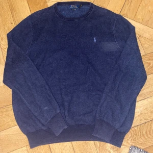 Ralph Lauren tröja - Säljer denna skitsnygga Ralph lauren tröjan🙌. Mörkblå färg som passar med det mesta. Använd endast ett fåtal gånger. Står XL på tagen men skulme säga att den passar mer L, köpt från vinted. Bara att höra av sig om man har frågor🤗