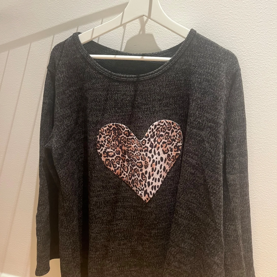 Mörkgrå tröja med leopardhjärta - 1