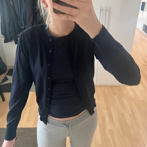 Mörkblå kofta  - Mörkblå kofta, aldrig använd så helt ny!