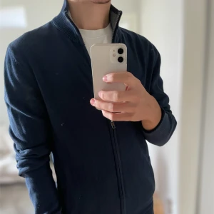 Mörkblå zip up från Pier One - Skick 8/10✅ |storlek S men passar lite större|  skriv vid frågor eller funderingar! 